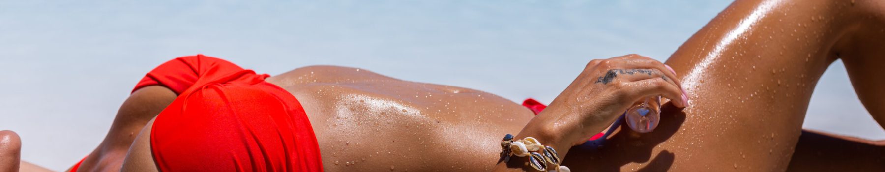 Vrouw bruin door spray tan aan het strand